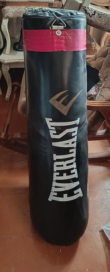 messi formasi: Bu, Everlast brendinə məxsus, məşq üçün nəzərdə tutulmuş silindrik — 1