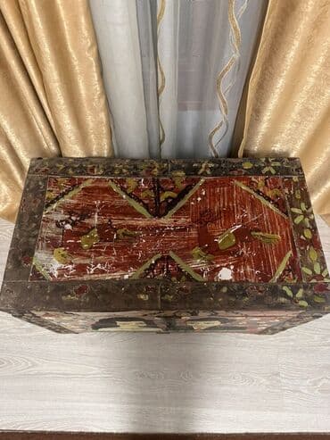 Güzgülər: Rəsmli taxta sandıq/kəllə - Material: massiv taxta, metaldan yan — 2