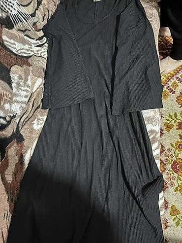 Qadın geyimi – qara, xətlərlə teksturalı trikotaj paltar - Model