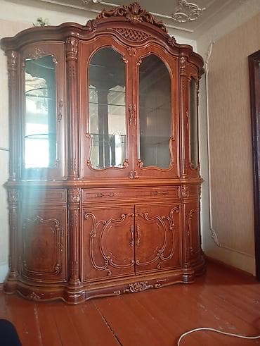 şuşə dolab: Klassik üslubda iri vitrin-bufet - Material: massiv ağac və MDF — 1