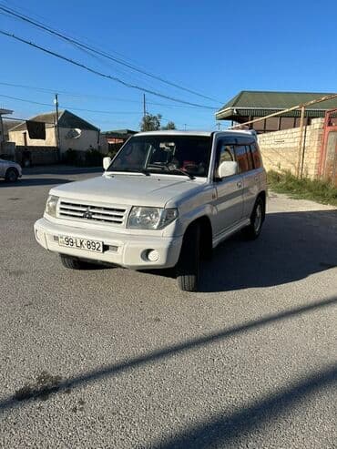 Mitsubishi Pajero iO (ağ rəng), 3 qapılı kompakt off-road/SUV. Əsas