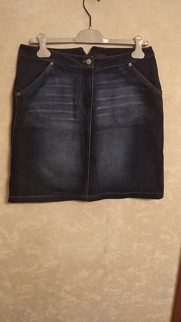 Denim ətək – tünd göy, mini/orta uzunluq. Xüsusiyyətlər: - Kəsim — 3