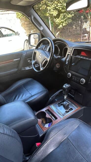 qoşqu lapet: Mitsubishi Pajero (IV nəsil) SUV - Gövdə: 5 qapılı, qara rəng, tam — 8