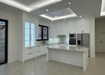 vitrin polka: Ağ rəngli modern mətbəx mebeli və ətəkdaşlı ada - Üslub — 3