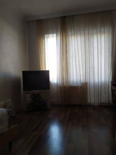 8 ci mikrorayon 3 otaqli evler: Bakı, 3 otaqlı, Köhnə tikili, m. Xalqlar Dostluğu, 90 kv. m — 2