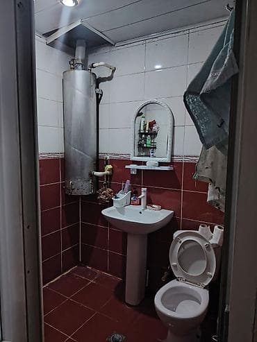 Ev 5 mərtəbəli binanın 2ci mərtəbəsidir. 1 otaqdır, amma 2 otağa — 8