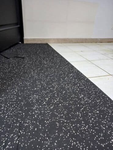 parket topdan satis: Rezin döşəmə Rulon formasinda 4 ve 10 mm Məhsul: Qara əsaslı, ağ xırda — 2