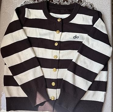 Dəstlər, kostyumlar: Qara-ağ eninə zolaqlı kardiqan - Model: düyməli, dairəvi yaxalı - — 1