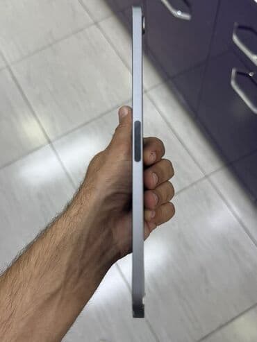 ipad зарядка: Bu, arxa tərəfində "iPad" yazısı və Apple loqosu olan boz rəngli — 3