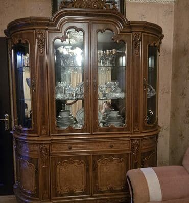 Şüşəli dolab vitrini