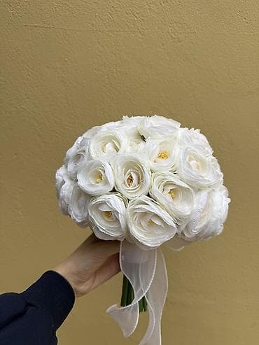 Ağ ranunkulus (buttercup) gəlin buketi - Klassik dairəvi forma: sıx