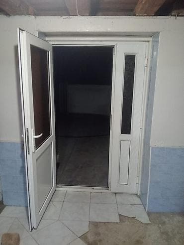 qapi ucun setkalar: Plastik giriş qapısı – yan əlavə pəncərəli (üstü şüşəli), ağ rəng — 2