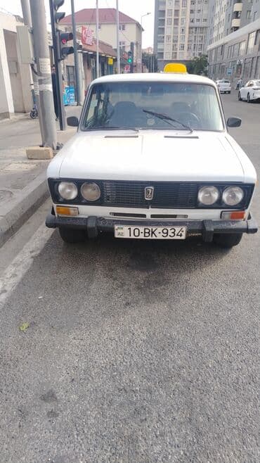 VAZ 2106, ağ rəng, sedan gövdə. Klassik “Jiquli” dizaynı: xrom yan