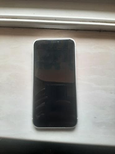 Ağıllı telefon – gümüş rəngli, düz kənarlı korpus, şüşə ön panel - Ön