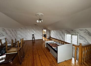 Kiralık ev 3 katlı müstakil ev Altında garajı ve dükan var İki qatı