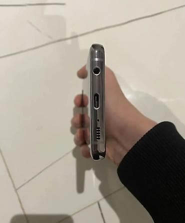 qulaqcıqlar: Məhsul: Smartfon (metal çərçivəli, boz/gümüş ton) Xüsusiyyətlər: - — 4