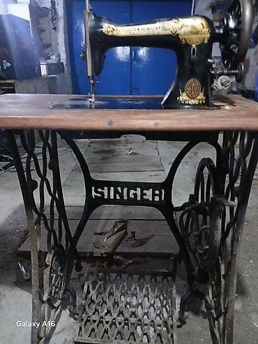 qedim: Məhsul: Singer ayaq pedallı tikiş maşını və taxta stol-qutu komplekti — 2