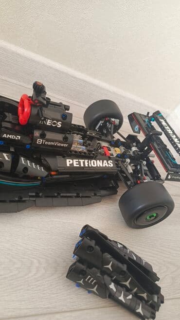 oyuncaq robot: F1 mercedes petronas 
65х27х15 sm — 4