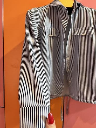 Üst geyimləri: Zolaqlı qadın köynəyi - Rəng: ağ-dəniz mavisi incə vertikal zolaqlar — 2