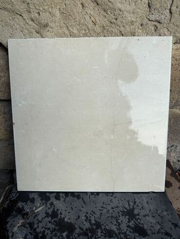 Kafel və metlax: Kafel/plastka – bej rəngli, hamar səthli - Material: keramika - Rəng — 1