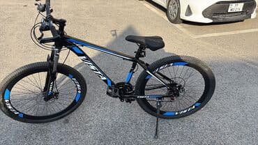 qalin tekerli velosiped: VISTA dağ velosipedi - Çərçivə: yüngül alaşımlı, qara rəngdə mavi-ağ — 1