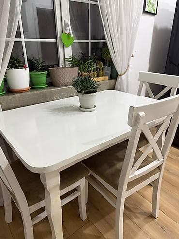 Ağ rəngli yemək masası və 3 ədəd stul dəsti. Masa olculeri 80*120