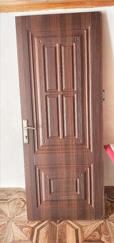 Ağac teksturalı otaq qapısı - Material: ağac əsaslı, tünd qoz rəngli — 1