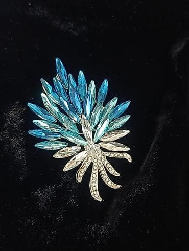 Broşlar: Zərgərlik bəzəyi – broş - Dizayn: yarpaq/çiçək formasında, dinamik — 1