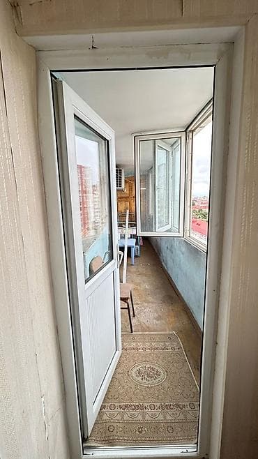 Kirayə üçün mənzil – çoxmərtəbəli binada 3 otagli menzil. - Pəncərədən — 9