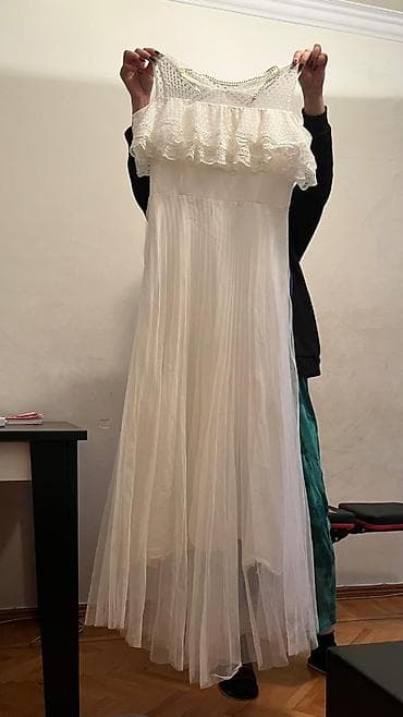 Ağ rəngli uzun şifon paltar - Stil: maxi uzunluq, axıcı ətək hissəsi