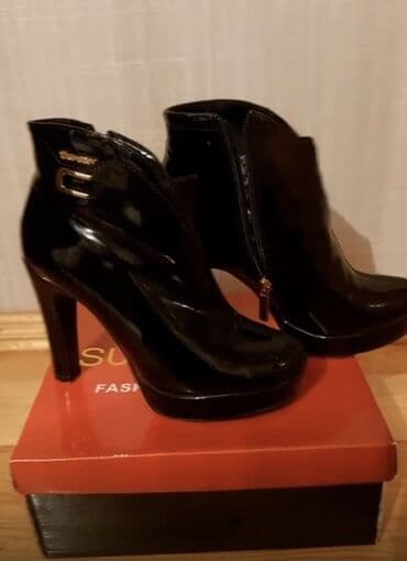 ağ rezin çəkmələr: Şəkillərdə parıltılı qara rəngli qadın qısa botları göstərilmişdir — 1