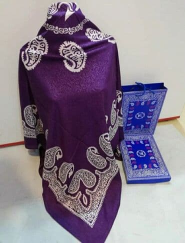 женские красные шарфы: Kəlağayılar. Bu kəlağayıların içi boş K hərfi ilə yazılıdı. Materialı — 6