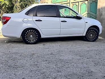 sessiz kompressor: Ağ rəngli kompakt sedan Texniki xüsusiyyətlər və təchizat: - Kuzov: 4 — 3