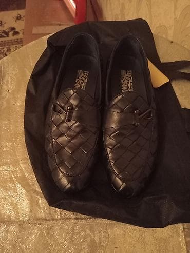 Səndəl və şəp-şüplər: Gencede satilir deri Ferragamo ayaqabi toxuma naxışlı, qara rəng 90azn — 2