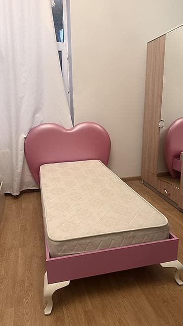 кухонная мебель: Uşaq/yeni-yetmə çarpayısı – ürək formalı başlıqla - Rəng: çəhrayı — 1