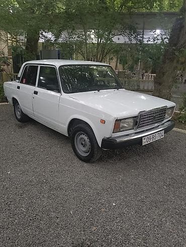 formula teker: VAZ 2107, ağ rəng, sedan kuzov. - Klassik dizaynlı 4 qapılı sedan - — 1