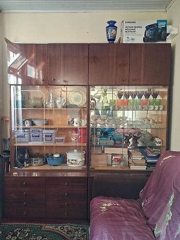 Vitrinli bufet/divan otağı şkafı - Material: tünd qəhvəyi ağac