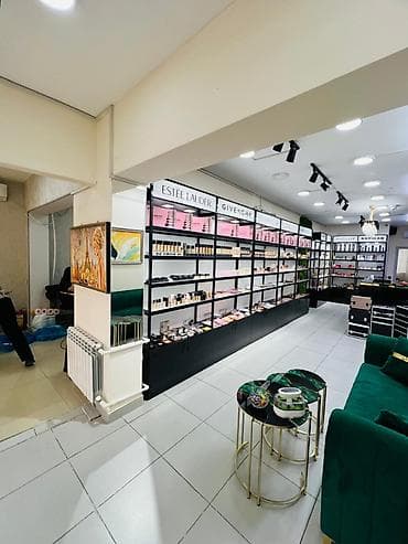 Otaqlar: Xalqlar dostluğunda Laçın ticarət mərkəzinin arxa tərəfində binanın — 1