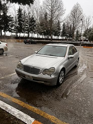 cls 63 qiyməti: Mercedes-Benz C-Class sedan (W203), gümüş rəng. - Kuzov: 4 qapı — 1