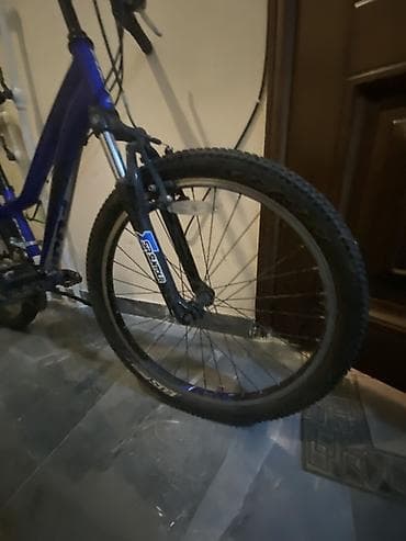 Dağ velosipedi – 26” təkər, ön amortizatorlu - Rəng: göy-qara -