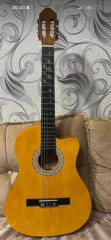 gitara qabi: Klassik akustik gitara – kəsik gövdəli (cutaway) model — 1