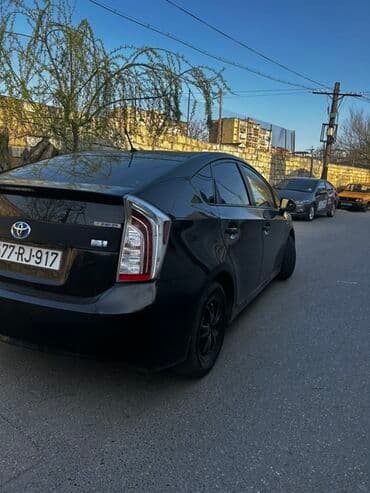 hibrit masinlar turbo az: Toyota Prius hibrid sedan – qara rəng Xüsusiyyətlər: - Korpus: 5 — 3