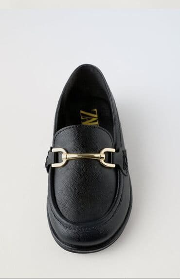 Qara loafer ayaqqabı - Klassik dizayn: Ön hissədə metal qızılı rəngdə