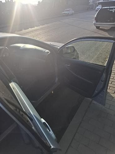 niva satılır: Toyota Corolla hatchback (gümüşü rəng), 5 qapı. - Kuzov: kompakt — 4