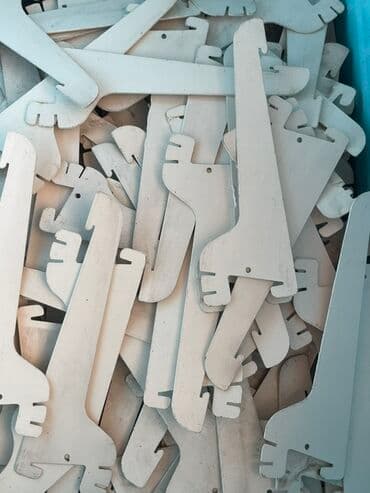 suse vitrinler: Bu, müxtəlif malların nümayişi üçün istifadə olunan bir sıra ağ rəngli — 1