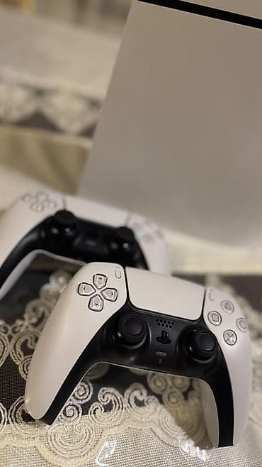 playstation slim 5: PlayStation 5 Slim konsolu + 2 ədəd DualSense idarəetmə pult Içinde — 3