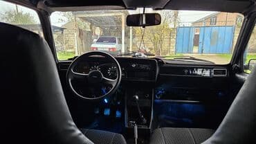 ваз 2107 азербайджан: LADA 2107 sedan – qırmızı rəng Xüsusiyyətlər: - Kuzov: 4 qapılı — 3