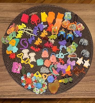 toy pudil: Yeni kinder surprise oyuncaqlari satilir. Qiymetleri 1-3 manat arasi — 1