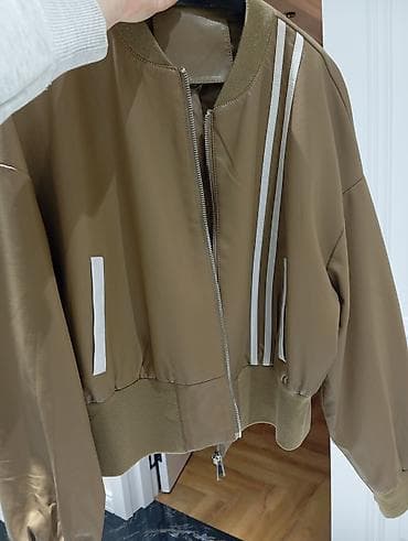 Zeytun-yaşıl rəngdə bomber üslubunda qadın gödəkçə. - Material: hamar