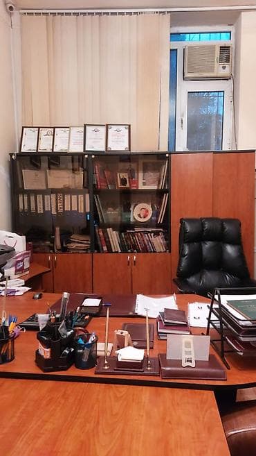 ofis perdeleri: Ofis mebeli dəsti – klassik üslub Tərkibi: - Geniş L formalı iş — 3